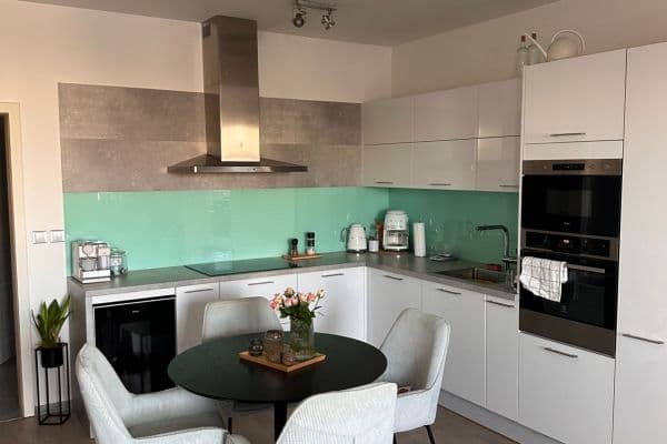 1 bedroom with open-plan kitchen flat to rent, 66 m², Cholupická, Praha 1 bedroom with open-plan kitchen flat to rent, 66 m², Cholupická, Praha