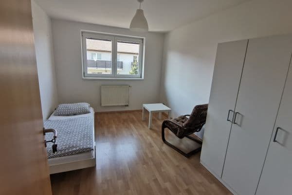 3 bedroom with open-plan kitchen flat to rent, 86 m², Za Hotely, Horoměřice 3 bedroom with open-plan kitchen flat to rent, 86 m², Za Hotely, Horoměřice