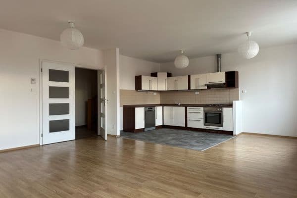 3 bedroom with open-plan kitchen flat to rent, 123 m², V Háji, Praha 3 bedroom with open-plan kitchen flat to rent, 123 m², V Háji, Praha