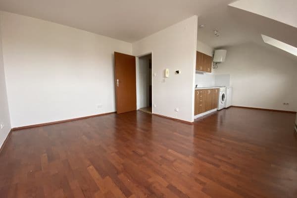 Studio flat to rent, 34 m², Za Papírnou, Praha Studio flat to rent, 34 m², Za Papírnou, Praha