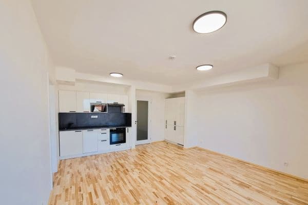 2 bedroom with open-plan kitchen flat to rent, 57 m², Kobyliská, Praha 2 bedroom with open-plan kitchen flat to rent, 57 m², Kobyliská, Praha