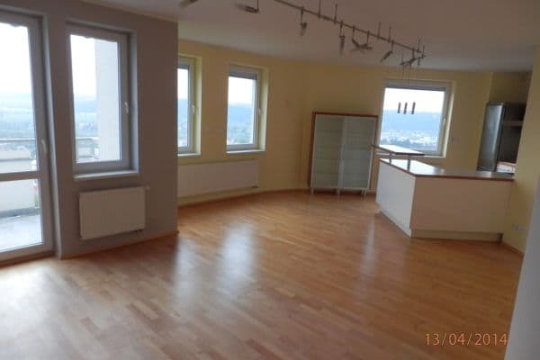 3 bedroom with open-plan kitchen flat to rent, 120 m², Semická, Praha 3 bedroom with open-plan kitchen flat to rent, 120 m², Semická, Praha