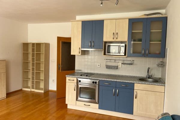 Studio flat to rent, 31 m², Kovanecká, Praha Studio flat to rent, 31 m², Kovanecká, Praha