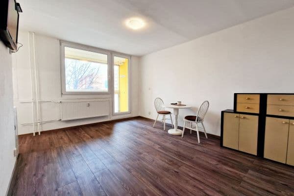 Studio flat to rent, 32 m², Vodárenská, Kladno Studio flat to rent, 32 m², Vodárenská, Kladno
