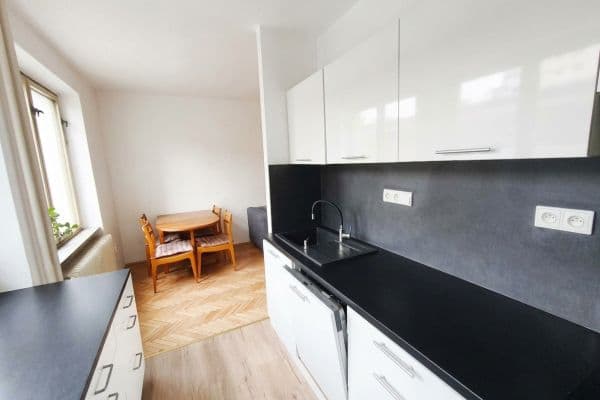 3 bedroom with open-plan kitchen flat for sale, 77 m², Hrusická, Praha 3 bedroom with open-plan kitchen flat for sale, 77 m², Hrusická, Praha