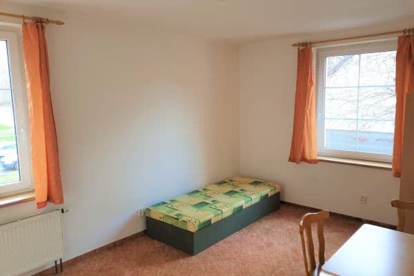 Small studio flat to rent, 18 m², Káranská, Praha