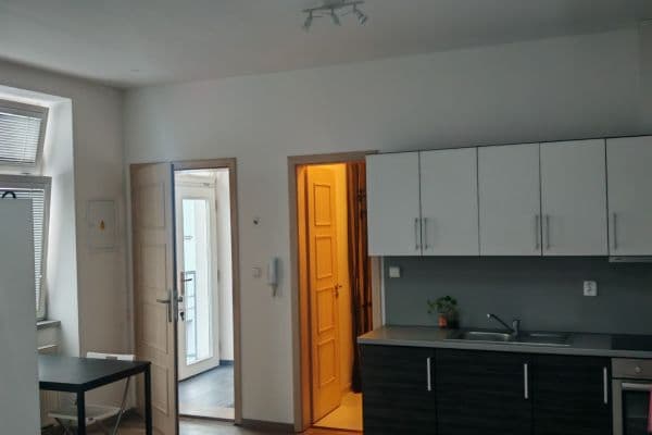 Studio flat to rent, 35 m², Roháčova, Praha Studio flat to rent, 35 m², Roháčova, Praha