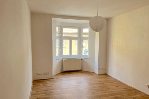 1 bedroom with open-plan kitchen flat to rent, 66 m², Jaurisova, Praha 1 bedroom with open-plan kitchen flat to rent, 66 m², Jaurisova, Praha