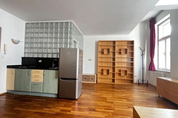 Studio flat to rent, 35 m², Bělehradská, Praha Studio flat to rent, 35 m², Bělehradská, Praha