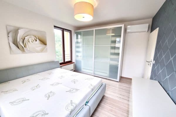 2 bedroom with open-plan kitchen flat to rent, 92 m², K Náhonu, Praha 2 bedroom with open-plan kitchen flat to rent, 92 m², K Náhonu, Praha
