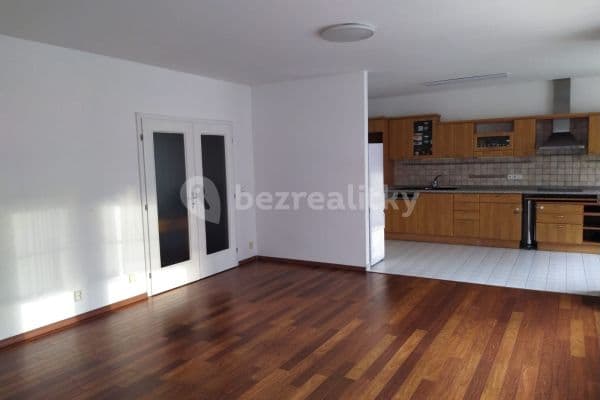 2 bedroom with open-plan kitchen flat to rent, 94 m², V Kapslovně, Praha 3