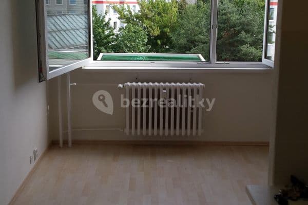 1 bedroom with open-plan kitchen flat to rent, 33 m², Kardašovská, Praha