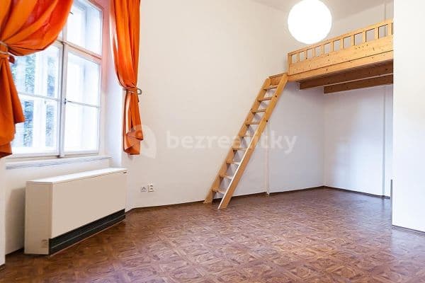 Studio flat to rent, 33 m², Pernerova, Praha