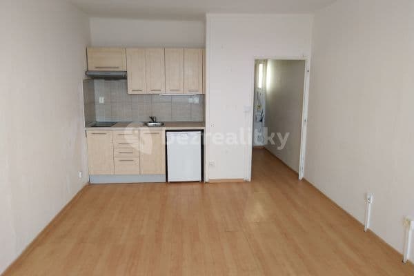 Small studio flat to rent, 30 m², třída Edvarda Beneše, Hradec Králové Small studio flat to rent, 30 m², třída Edvarda Beneše, Hradec Králové