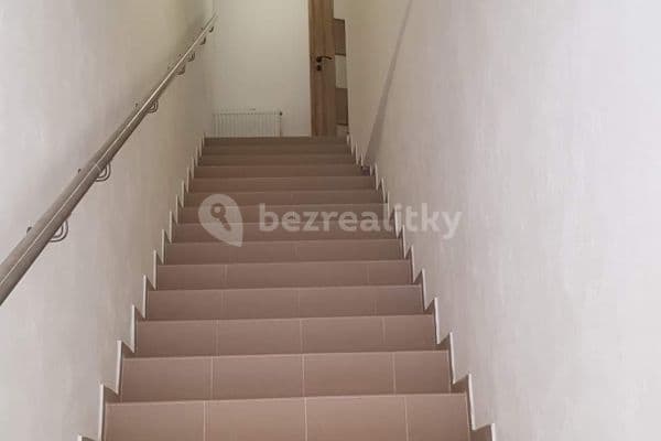 2 bedroom with open-plan kitchen flat to rent, 90 m², Zámostí, Radnice 2 bedroom with open-plan kitchen flat to rent, 90 m², Zámostí, Radnice