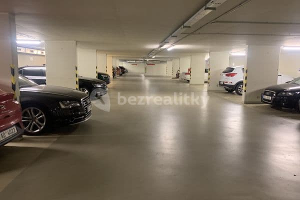 garage to rent, 13 m², Jeseniova, Praha garage to rent, 13 m², Jeseniova, Praha