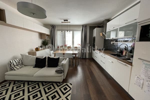 2 bedroom with open-plan kitchen flat to rent, 74 m², Jeremenkova, Praha 2 bedroom with open-plan kitchen flat to rent, 74 m², Jeremenkova, Praha