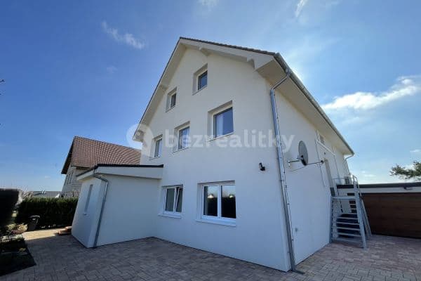 2 bedroom with open-plan kitchen flat to rent, 120 m², Severní, Horoměřice 2 bedroom with open-plan kitchen flat to rent, 120 m², Severní, Horoměřice