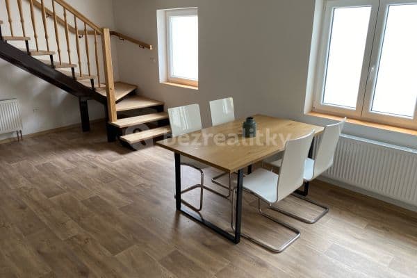 2 bedroom with open-plan kitchen flat to rent, 71 m², Husovo náměstí, 
