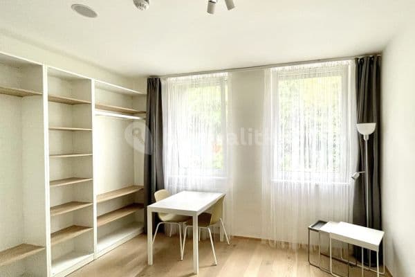 Studio flat to rent, 20 m², Perucká, Hlavní město Praha