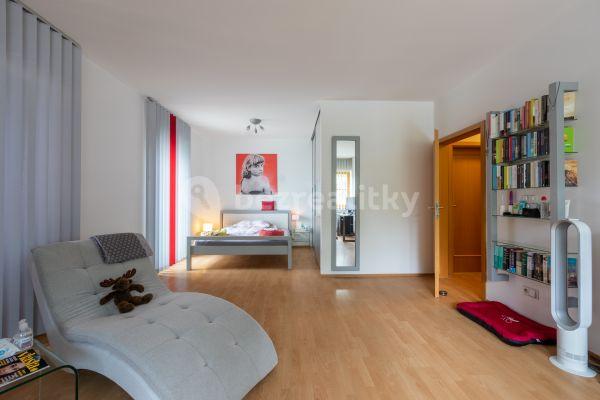4 bedroom with open-plan kitchen flat to rent, 165 m², Prague, Prague