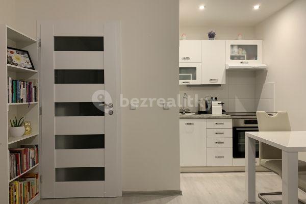 Studio flat to rent, 27 m², Hlavatého, 