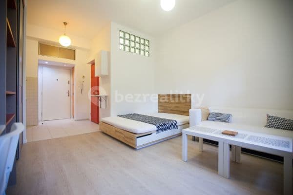 Small studio flat to rent, 30 m², Bratislava - mestská časť Staré Mesto
