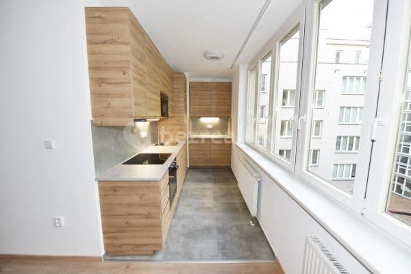 3 bedroom with open-plan kitchen flat to rent, 86 m², Petržílkova, Praha