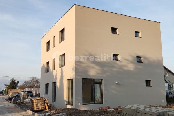 Small studio flat to rent, 28 m², Kostelecká, Praha
