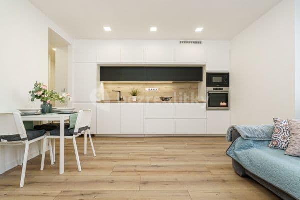 3 bedroom with open-plan kitchen flat for sale, 78 m², Hlavní třída, 