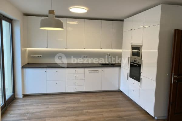 4 bedroom with open-plan kitchen flat to rent, 158 m², Bulharská, Praha