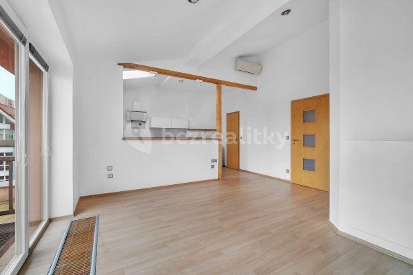 2 bedroom with open-plan kitchen flat to rent, 105 m², Hronovická, Pardubice, Pardubický Region