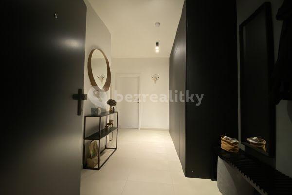 1 bedroom with open-plan kitchen flat to rent, 61 m², Zvěřinova, Praha