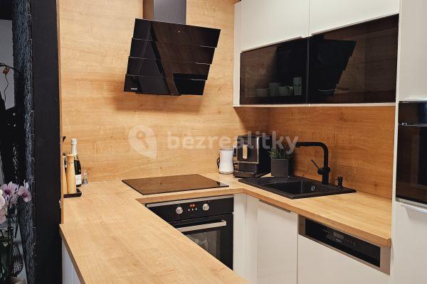 2 bedroom with open-plan kitchen flat for sale, 64 m², Kollárova, Praha