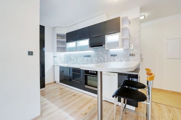 2 bedroom with open-plan kitchen flat for sale, 65 m², Divadelní, 