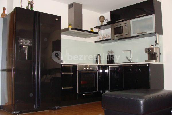 2 bedroom with open-plan kitchen flat to rent, 68 m², Tovární, Hlavní město Praha