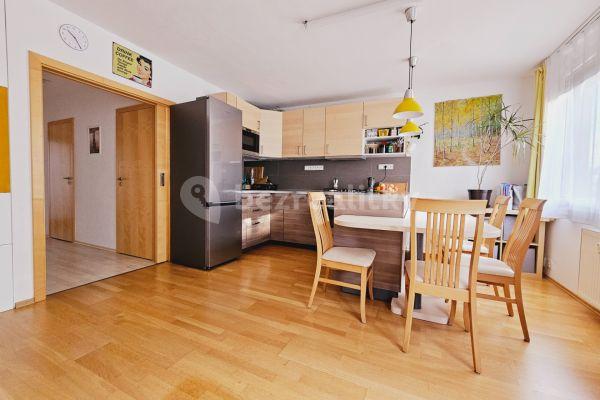 2 bedroom with open-plan kitchen flat for sale, 70 m², Vokáčova, Praha