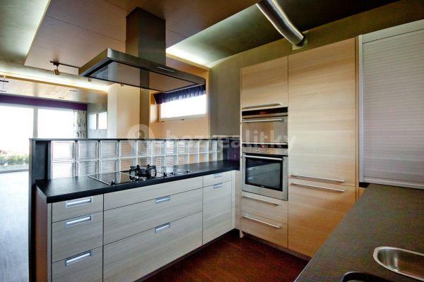 3 bedroom with open-plan kitchen flat for sale, 97 m², Spinozova, Hlavní město Praha