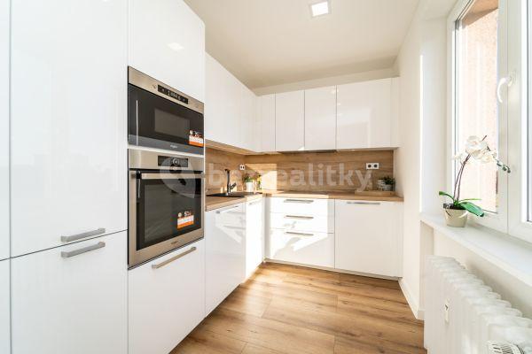 3 bedroom with open-plan kitchen flat for sale, 77 m², Aleše Hrdličky, 