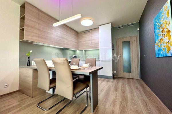 1 bedroom with open-plan kitchen flat for sale, 63 m², Petrohradská, 