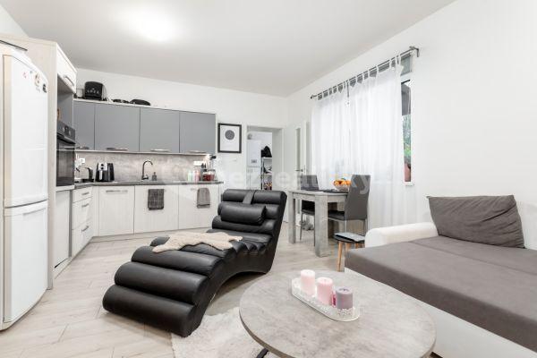 2 bedroom with open-plan kitchen flat for sale, 70 m², Bohumínská, 