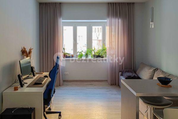 1 bedroom with open-plan kitchen flat for sale, 45 m², Biskupcova, Praha