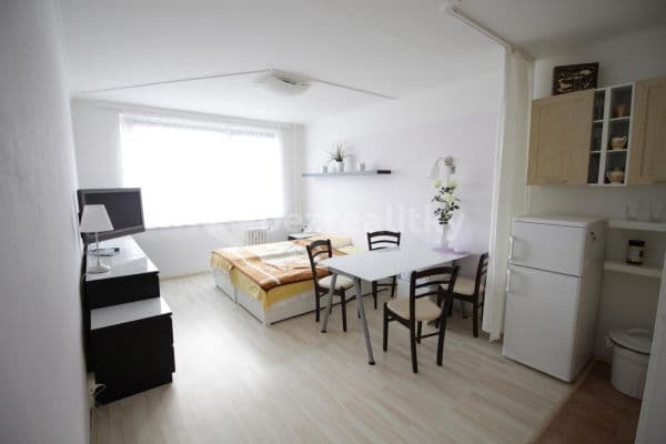 Small studio flat for sale, 30 m², Kardašovská, Praha