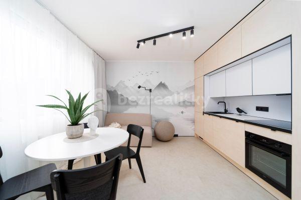 3 bedroom with open-plan kitchen flat for sale, 64 m², Sousedská, Plzeň