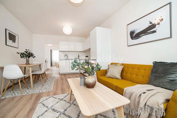 3 bedroom with open-plan kitchen flat for sale, 68 m², U Krbu, Praha