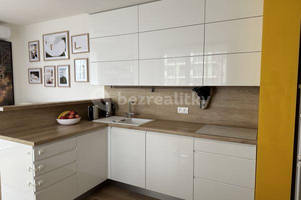 2 bedroom with open-plan kitchen flat to rent, 89 m², Nad Úžlabinou, Praha