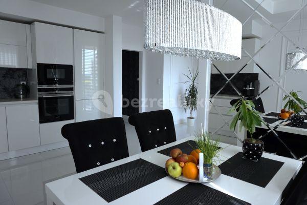 2 bedroom with open-plan kitchen flat for sale, 87 m², Honzíkova, Praha
