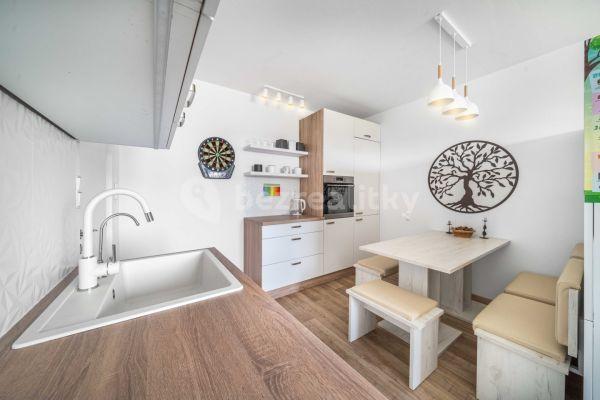 1 bedroom with open-plan kitchen flat for sale, 39 m², Žlutická, 