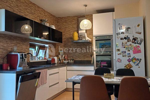 2 bedroom with open-plan kitchen flat for sale, 65 m², Vladycká, Praha