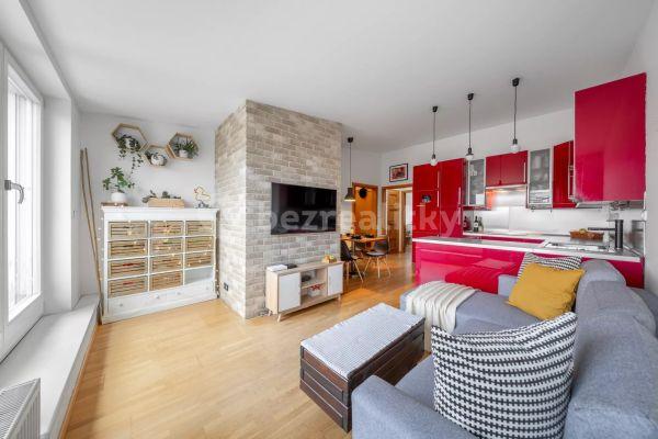 2 bedroom with open-plan kitchen flat to rent, 60 m², Slezská, Praha
